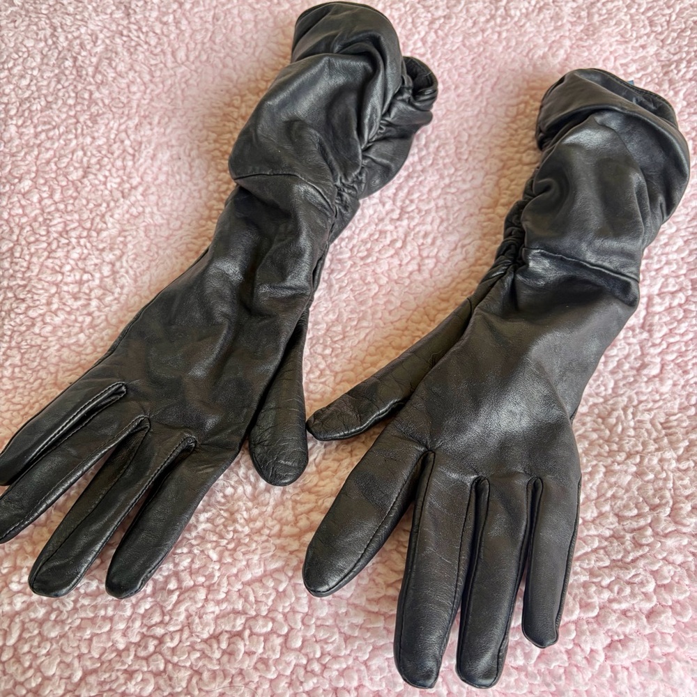Rare vintage gently loved Simply Vera Vera Wang Black Leather Slouch Gloves